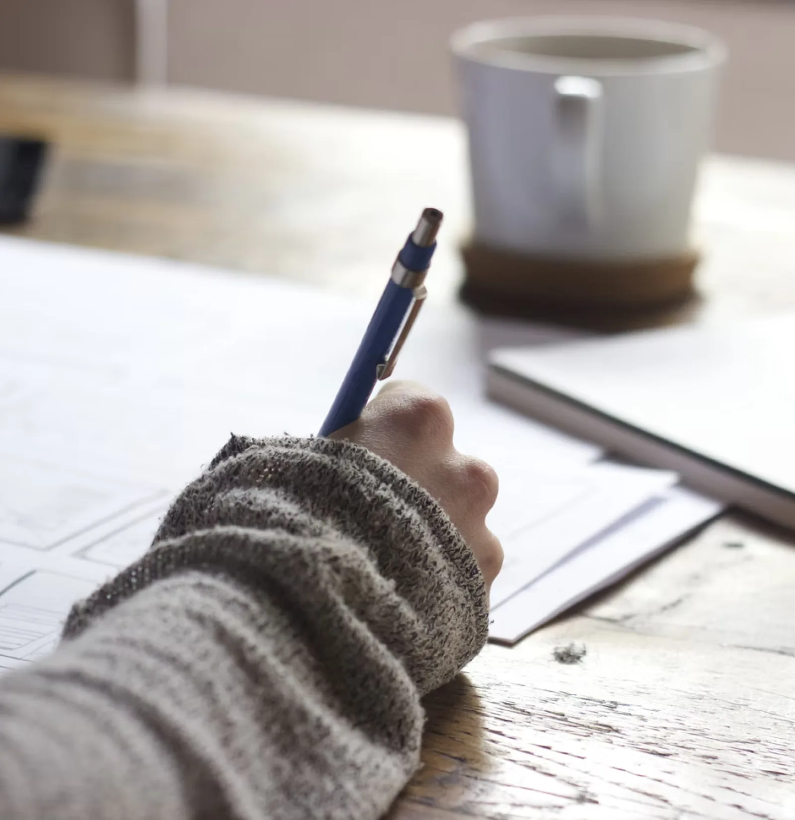 英単語の勉強をする学生のイメージ