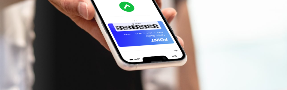スマートフォンでLINEミニアプリのポイントカードのバーコードを提示する様子