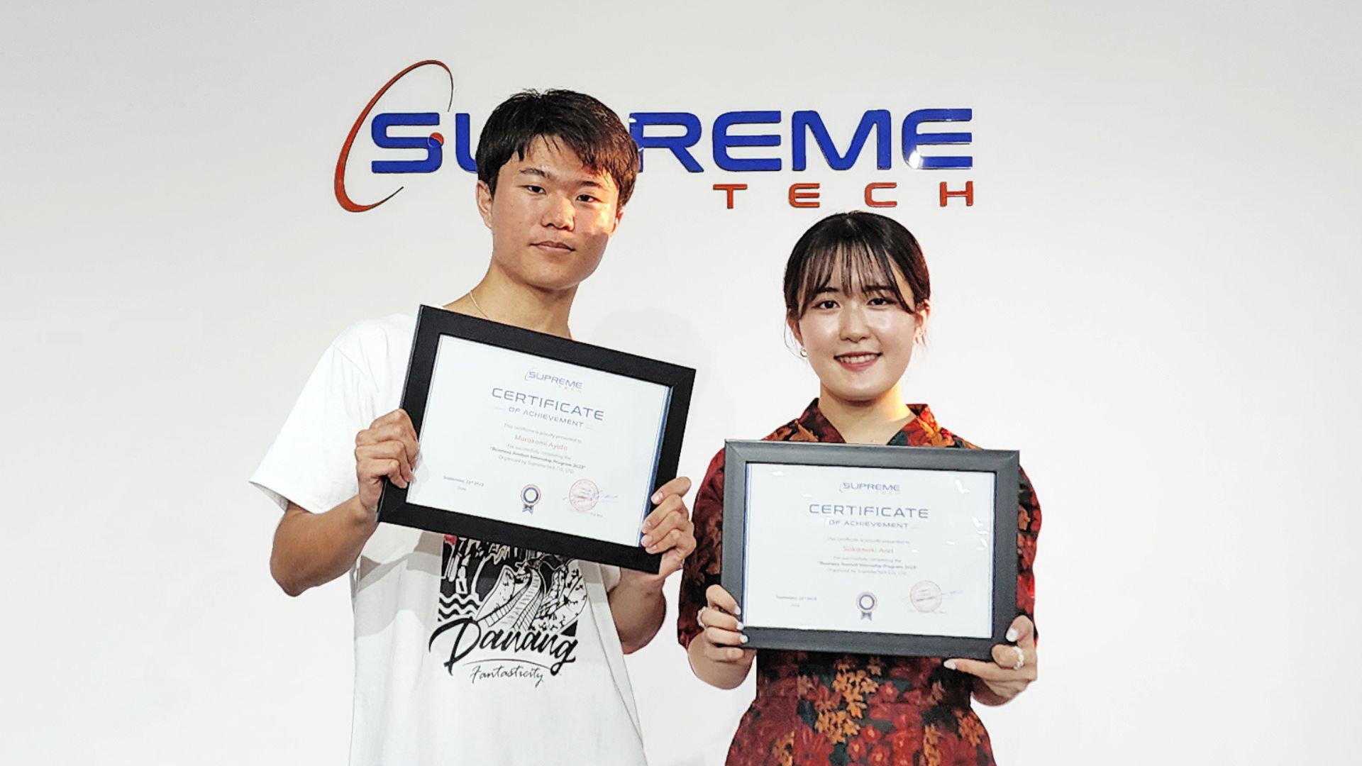 修了証を手にした会津大学のインターン生2名