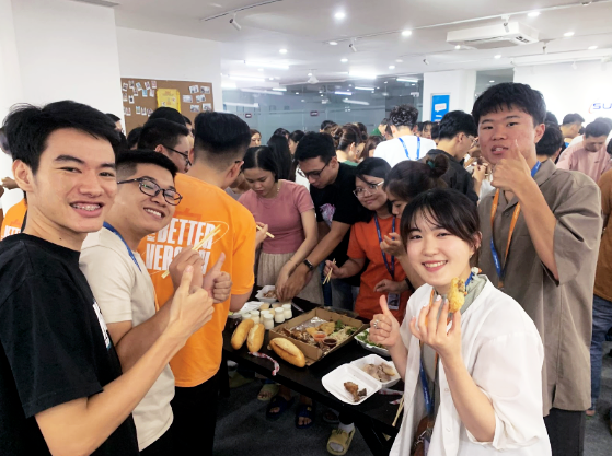 月末の立食パーティーでベトナム人社員と交流するインターン生