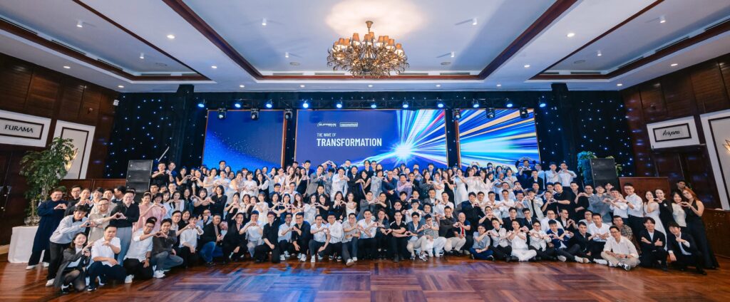 SupremeTechの全社イベントでの社員集合写真